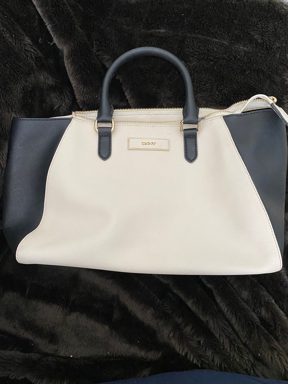 tofarget veske fra DKNY