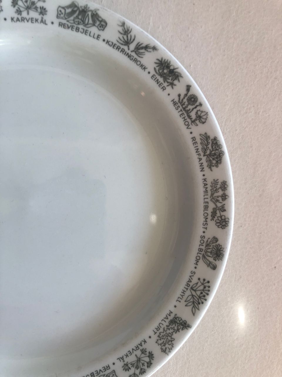 Figgjo flint Vitro 70 tallet 3501, ø-24 og ø-18, en av hver